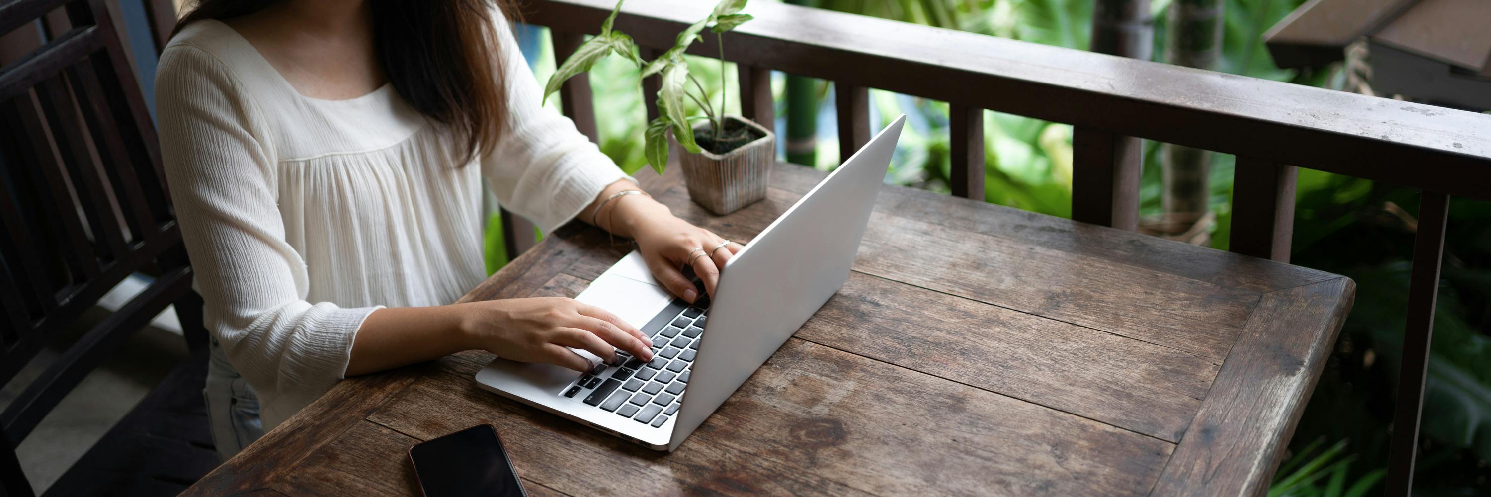 Eine Frau sitzt zuhause am Laptop und kann online Verwaltungsleistungen beantragen.