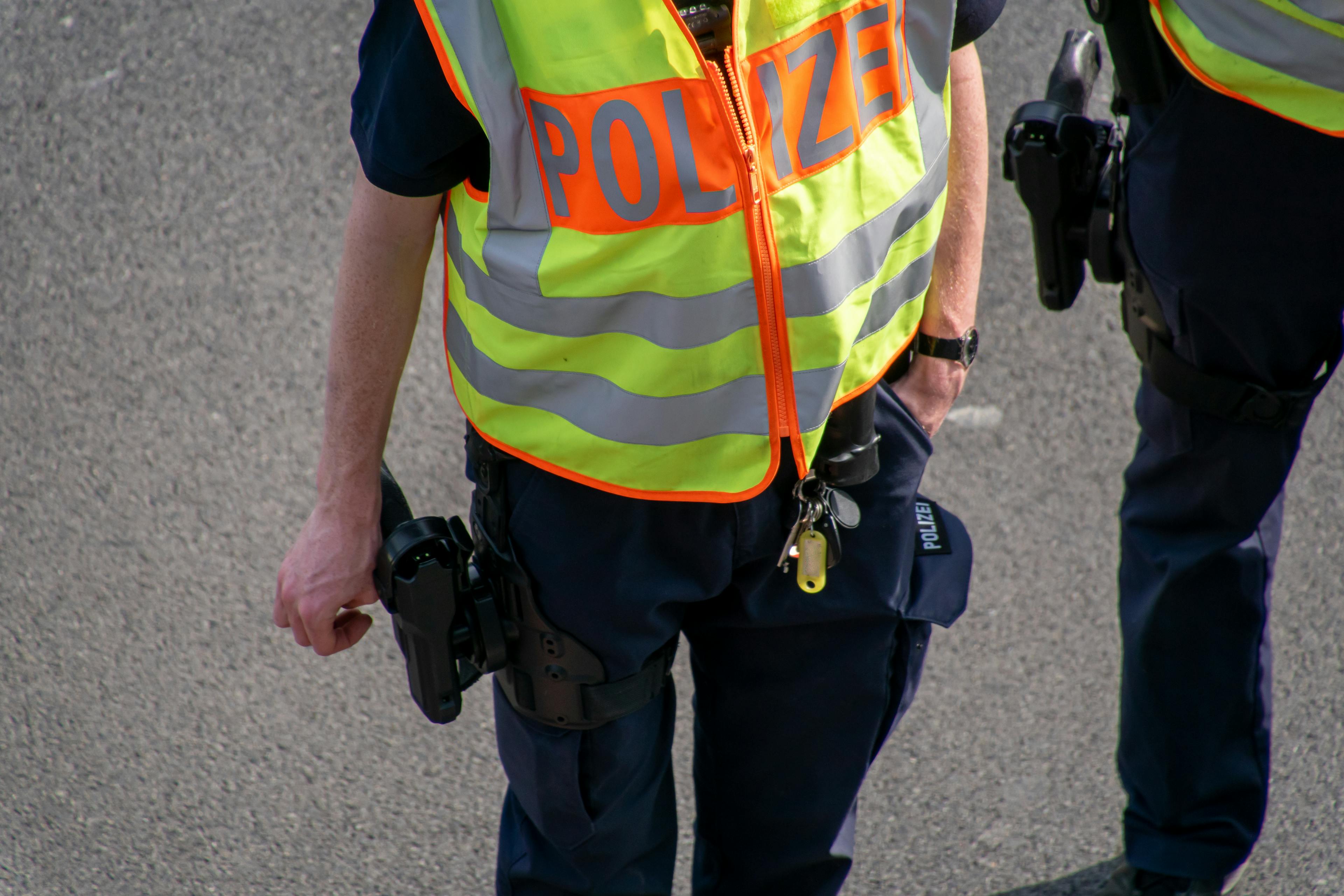 Ein Polizist in einer gelben Warnweste.