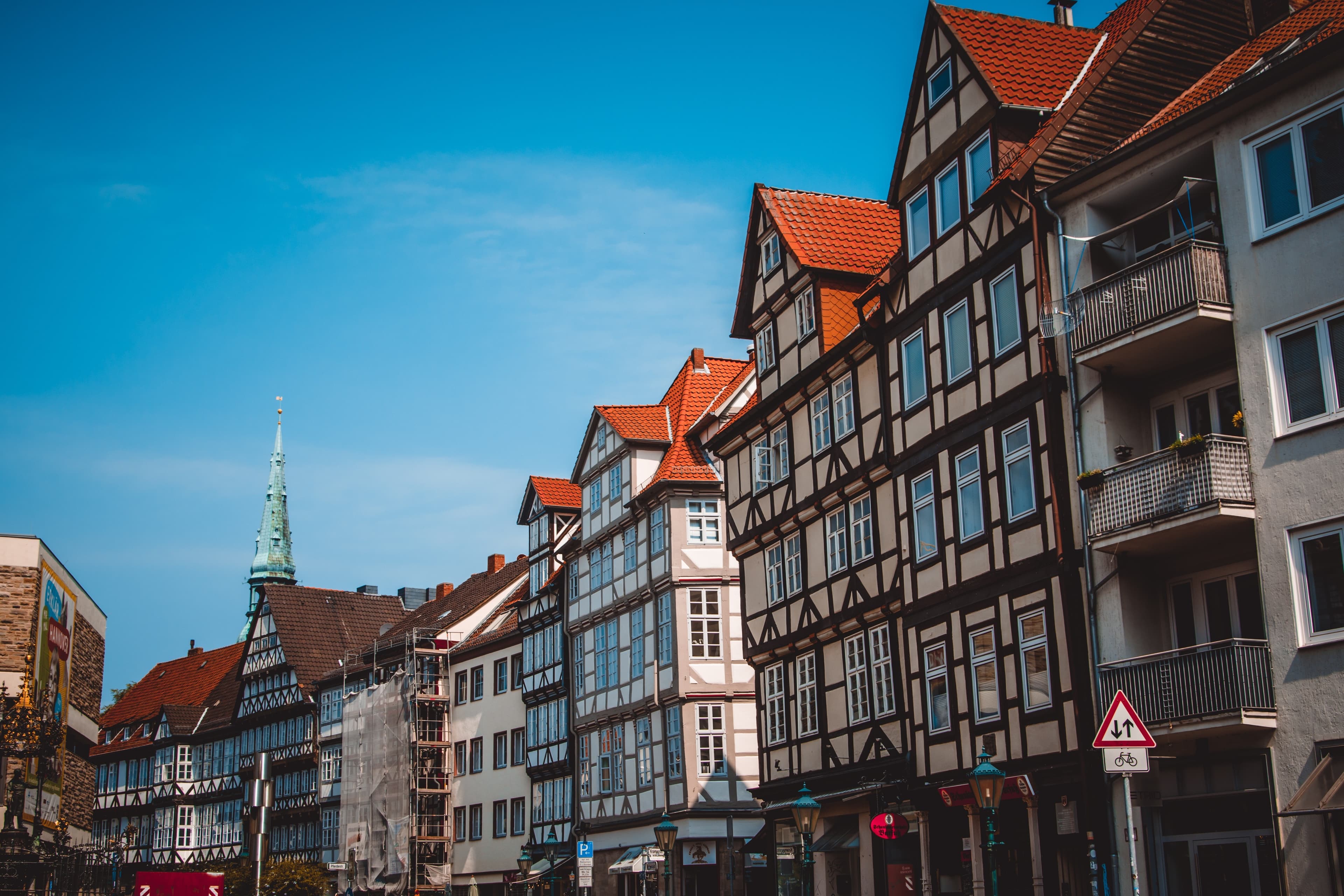 Eine Häuserreihe auus alten Fachwerkhäusern in der Innenstadt mit blauuem Himmel.