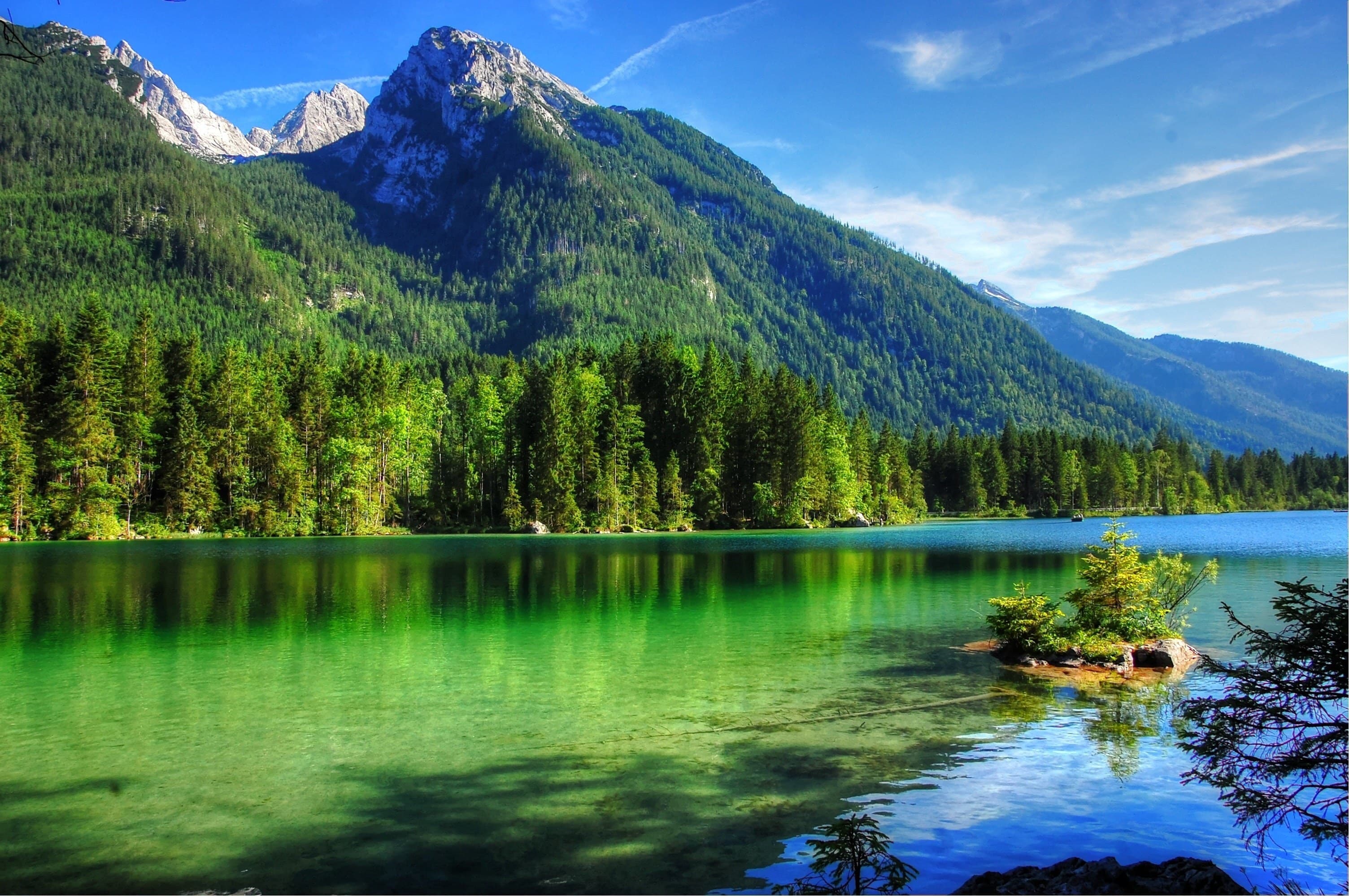 Eine Berglandschaft mit See im Vordergrund.