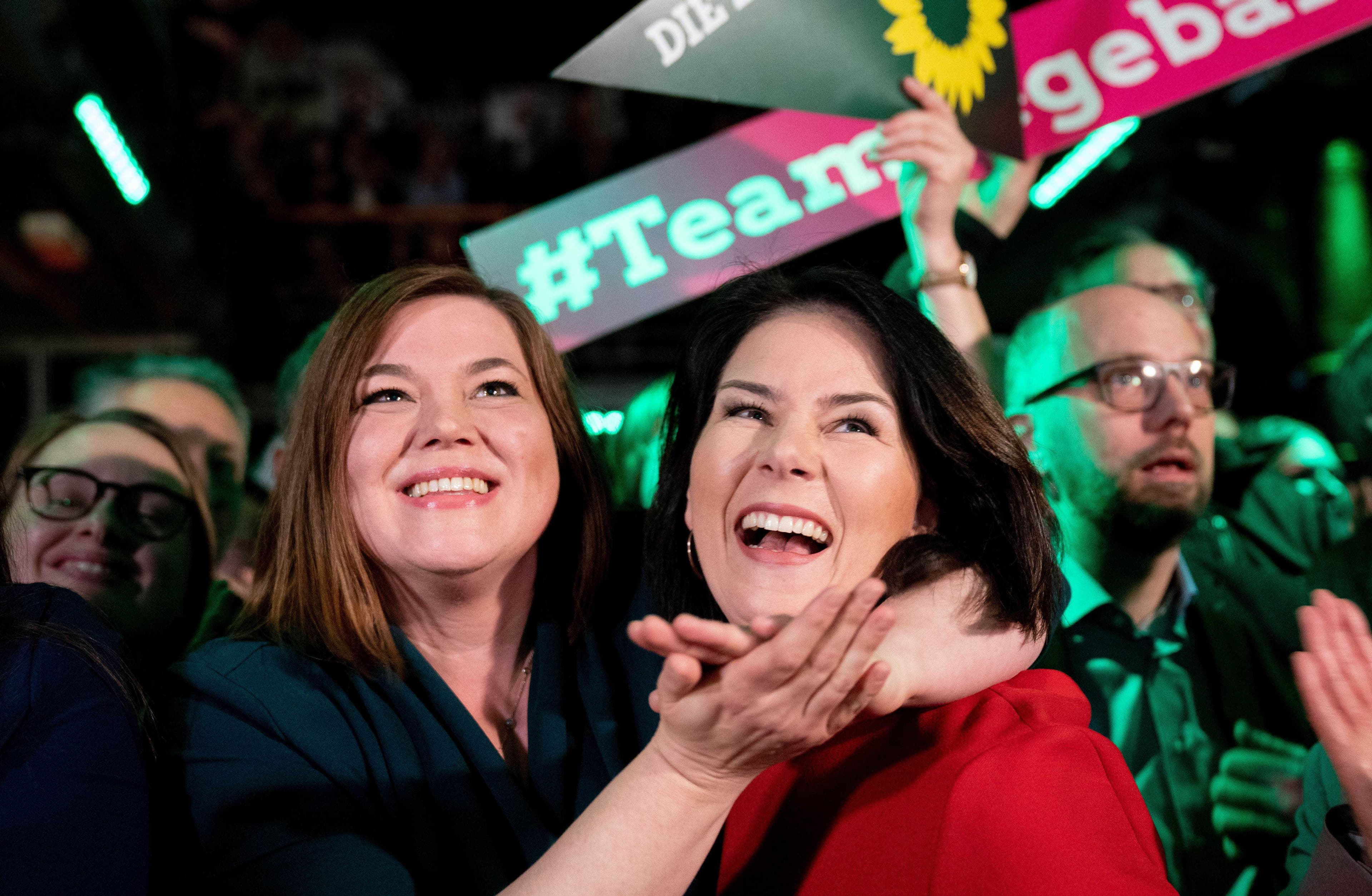 Katharina Fegebank und Annalena Baerbock jubeln auf der Wahlparty der Hamburger GRÜNEN.