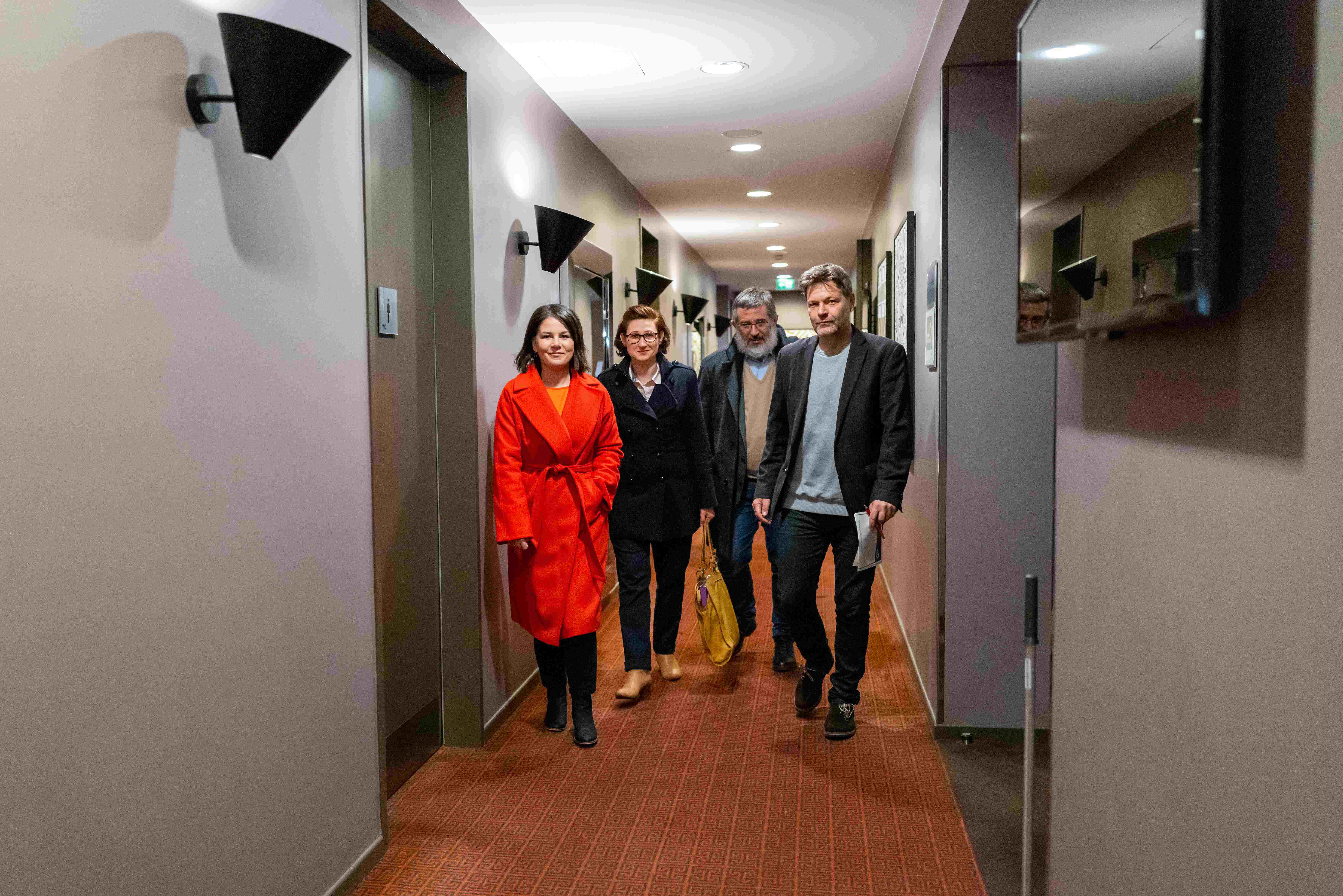 Annalena Baerbock, Ferda Ataman, Stephan Kramer und Robert Habeck laufen nebeneinander.