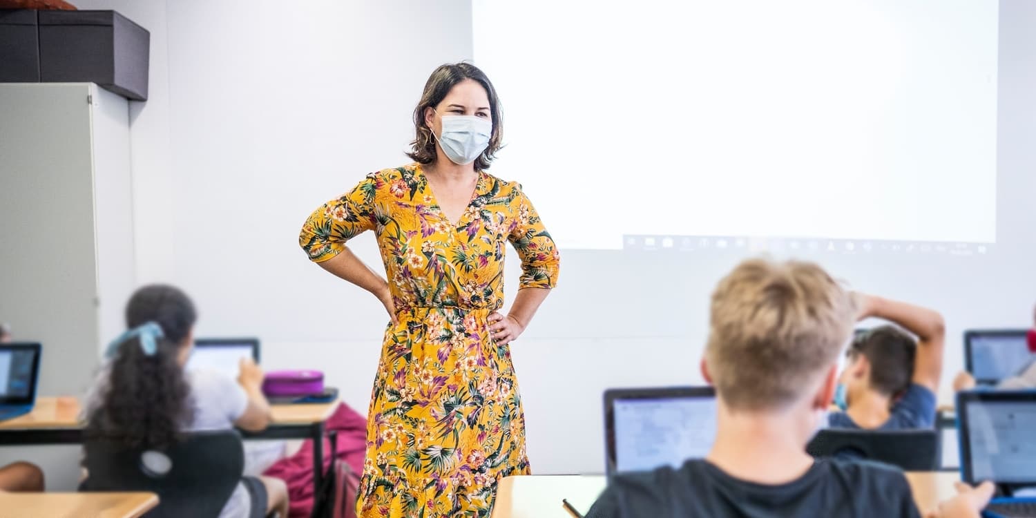 Annalena Baerbock in einer Schule