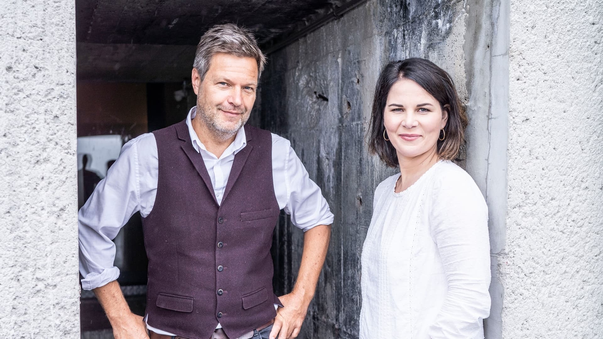 Robert Habeck und Annalena Baerbock stehen nebeneinander.
