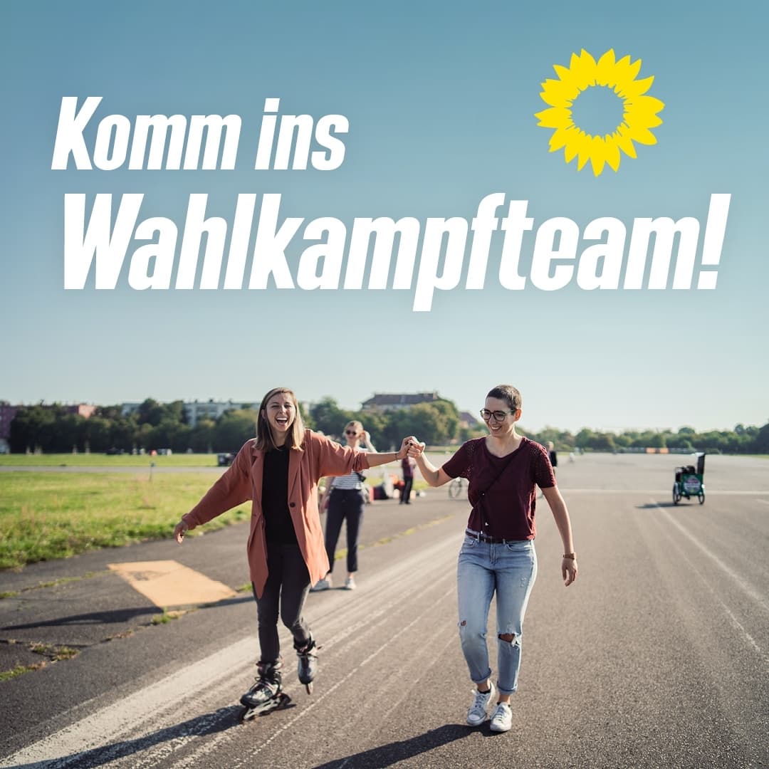 Zwei junge Frauen halten sich an den Händen, die eine fährt Rollerblades, die andere läuft. Beide Lachen. Überschrift: Komm ins Wahlkampfteam!