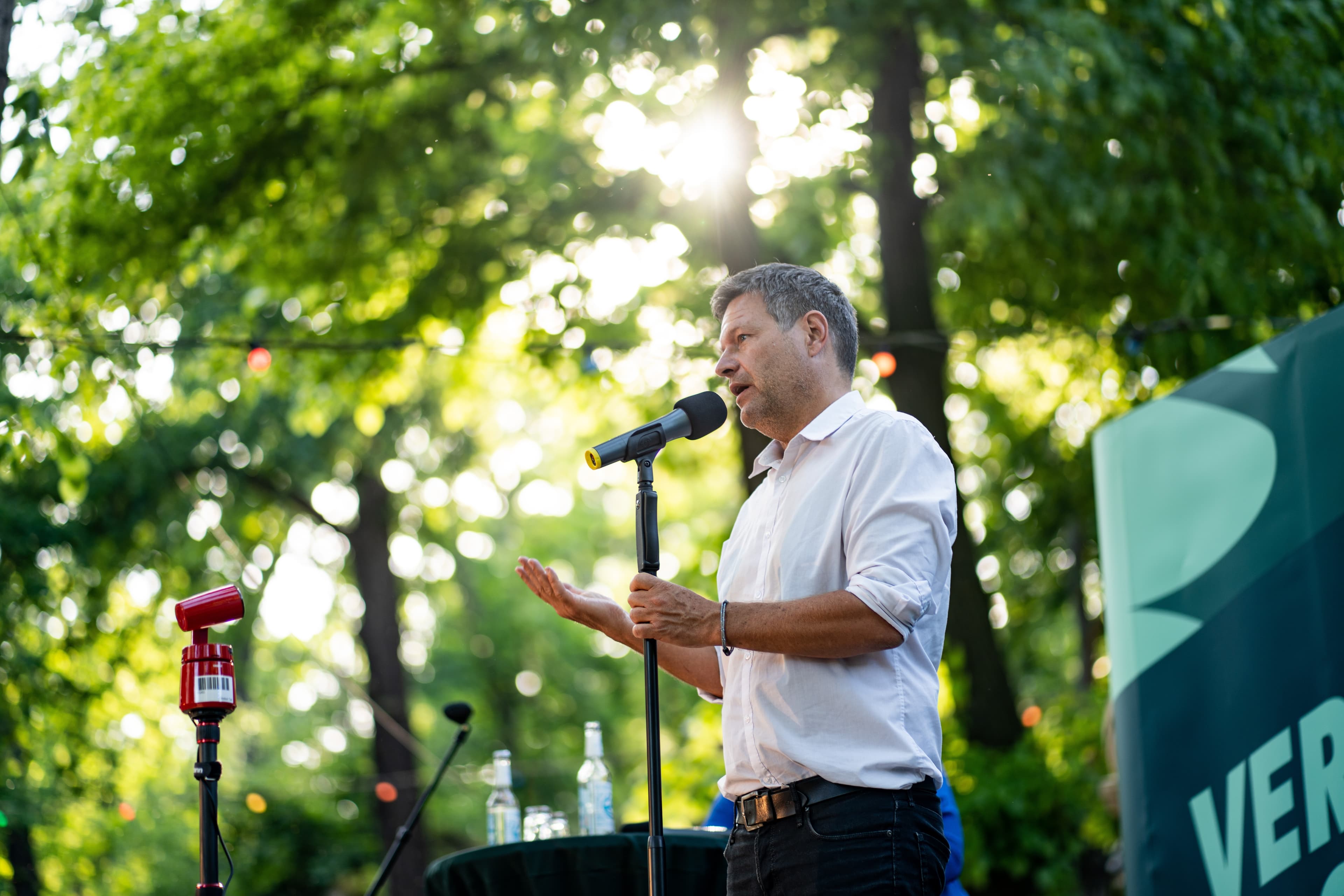 Robert Habeck steht auf der Bühne und hält eine Rede, vor ihm ein Mikrofon.