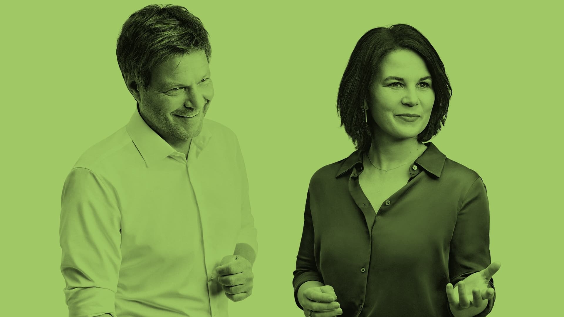 Robert Habeck und Annalena Baerbock gestikulieren mit aufgeschlossenem und fröhlichem Blick.