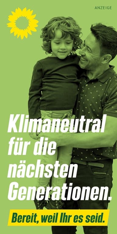 Ein Mann hält ein Kind auf dem Arm, beide lachen. Aufschrift: "Klimaneutral für die nächsten Generationen. Bereit, weil Ihr es seid."