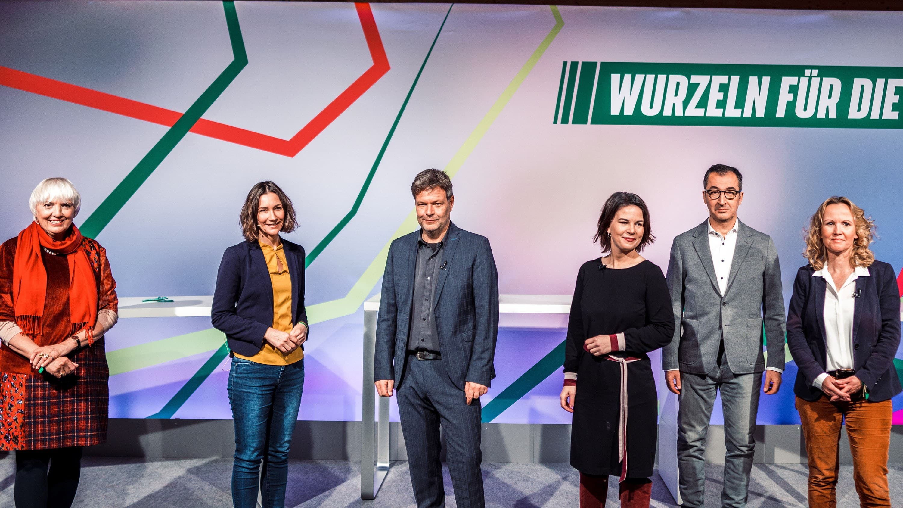 (v.l.n.r.) Claudia Roth, Anne Spiegel, Robert Habeck, Annalena Baerbock, Cem Özdemir und Steffi Lemke stehen vor einer Wand mit der Aufschrift: Wurzeln für die Zukunft.