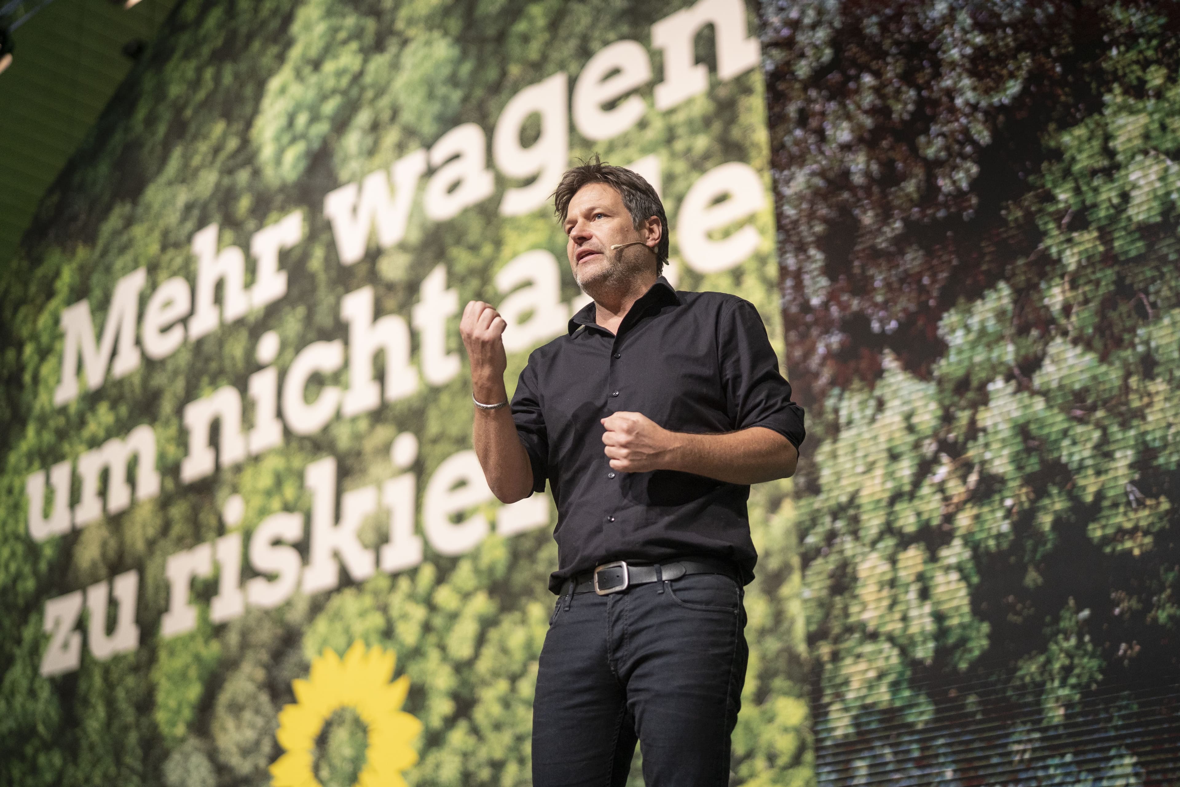 Robert Habeck auf der Bühne des Bundesparteitags in Bielefeld