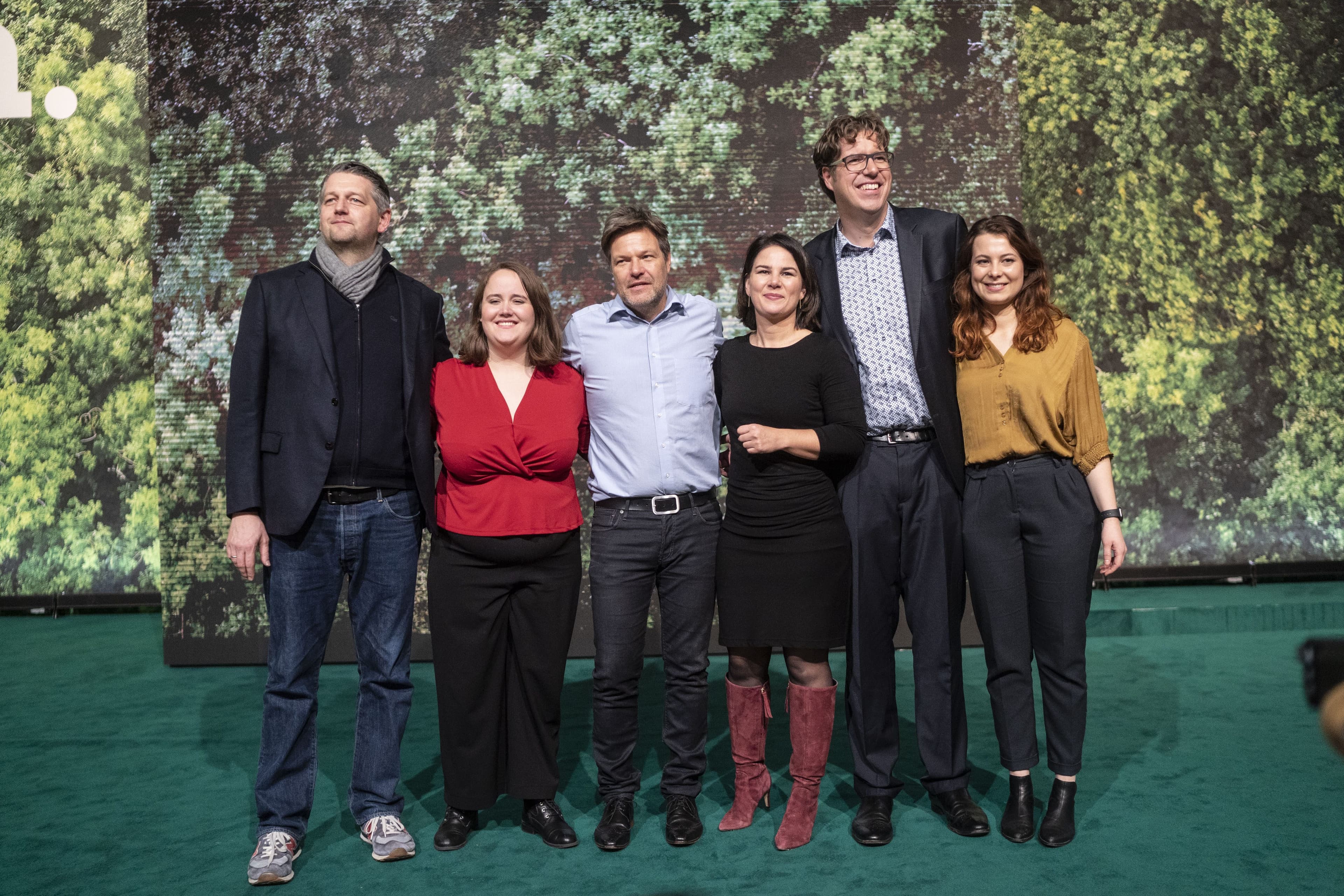 Der neu gewählte grüne Bundesvorstand auf der Parteitagsbühne in Bielefeld.