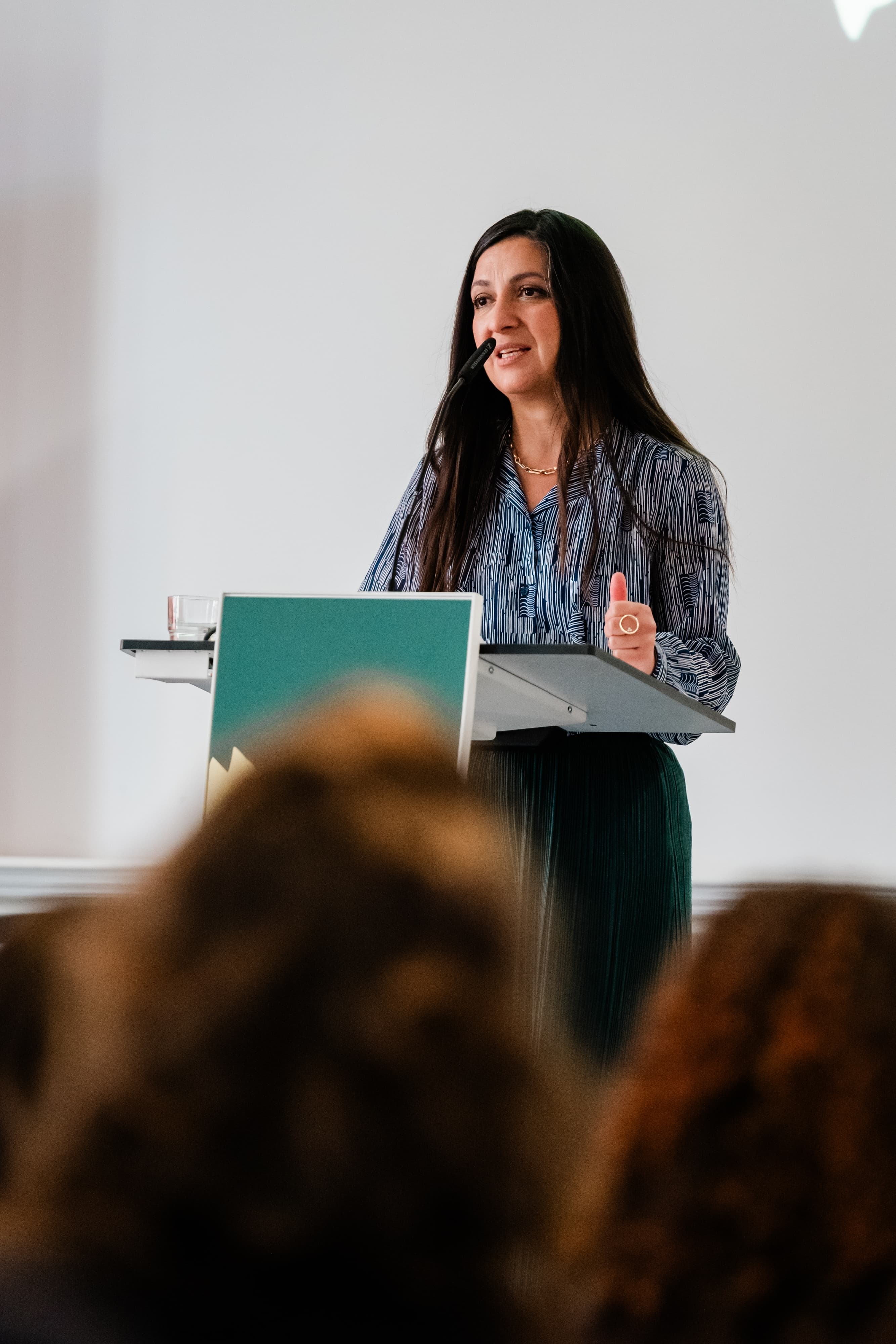 Pegah Edalatian gibt eine Rede.