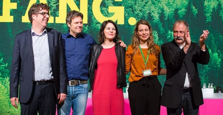 Fünf Menschen stehen auf einer Bühne.