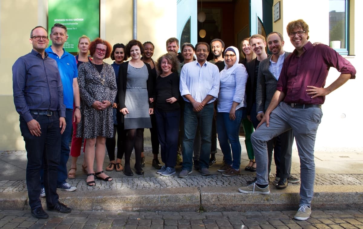 Ein Gruppenbild der Arbeitsgruppe Vielfalt vor der grünen Bundesgeschäftsstelle.