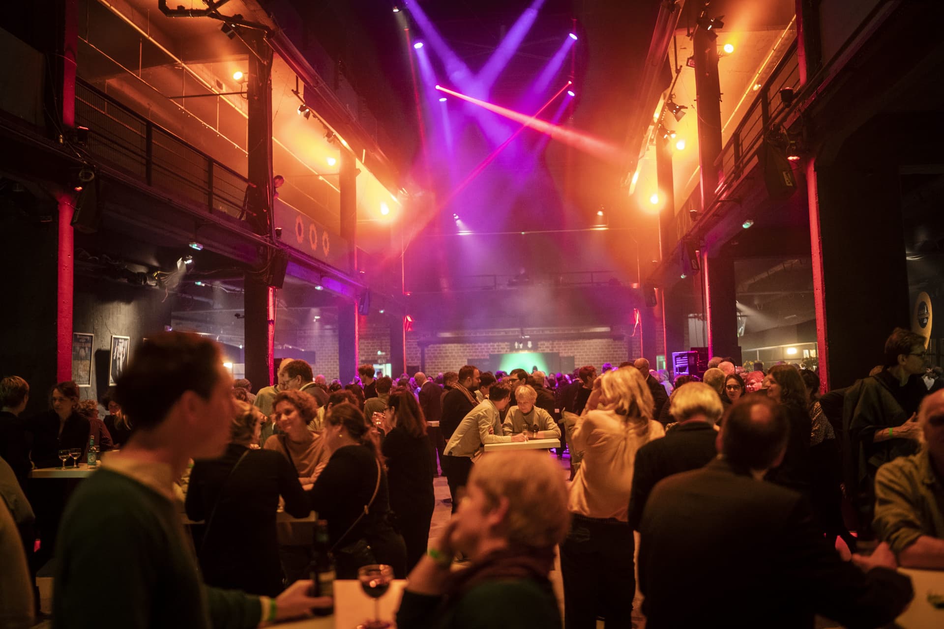 Foto von der Party mit buntem Scheinwerferlicht.