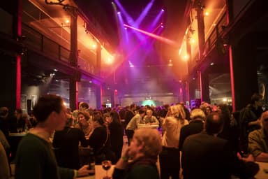 Foto von der Party mit buntem Scheinwerferlicht.