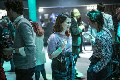 Die stellvertretende Bundesvorsitzende der GRÜNEN Jamila Schäfer auf der Party im Gespräch.