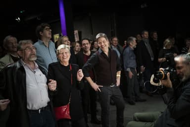 Robert Habeck und wetere Gäste stehend vor der Bühne.