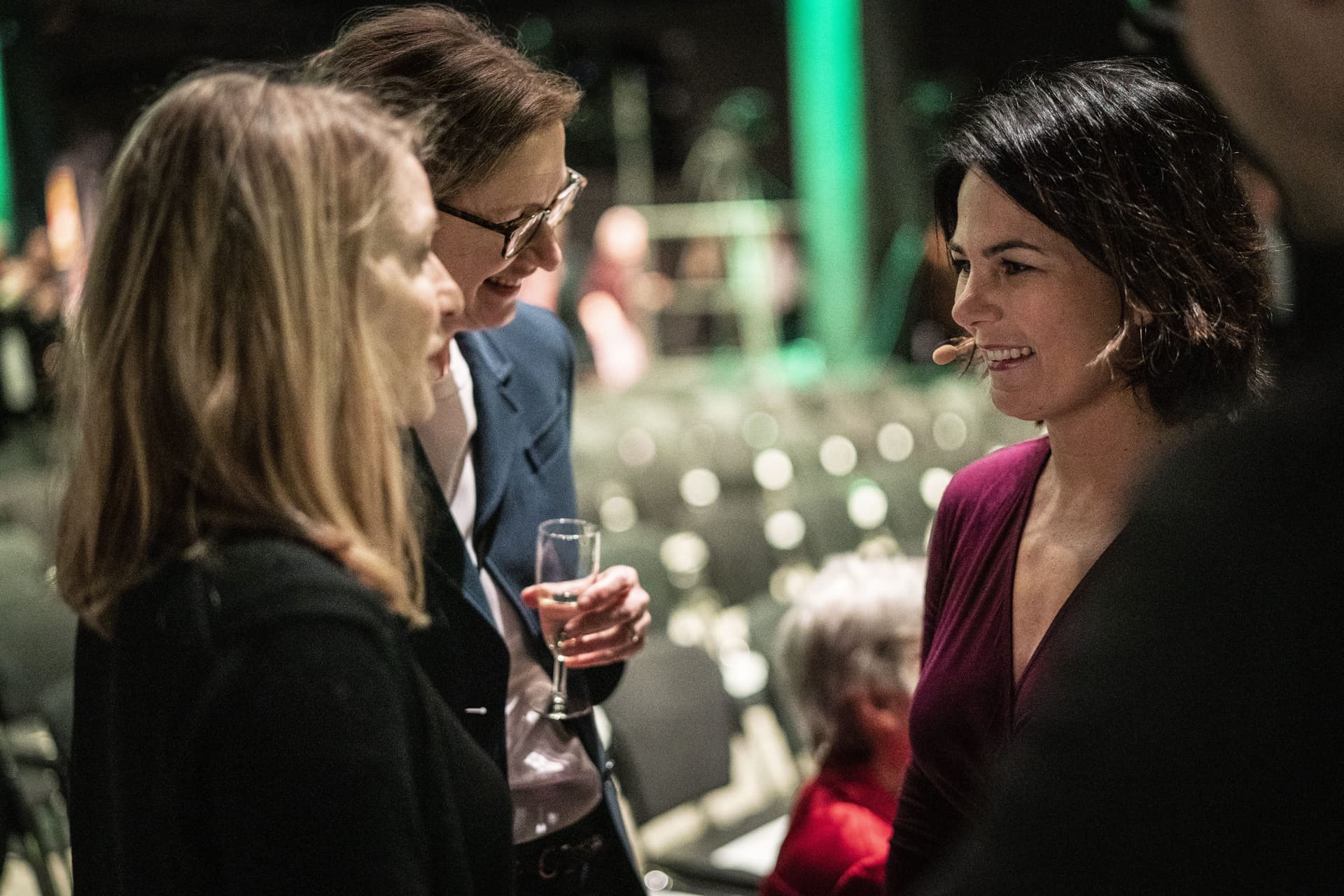 Annalena Baerbock auf der Party im Gespräch.