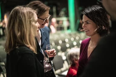Annalena Baerbock auf der Party im Gespräch.