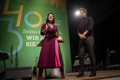 Annalena Baerbock und Robert Habeck auf einer Bühne.