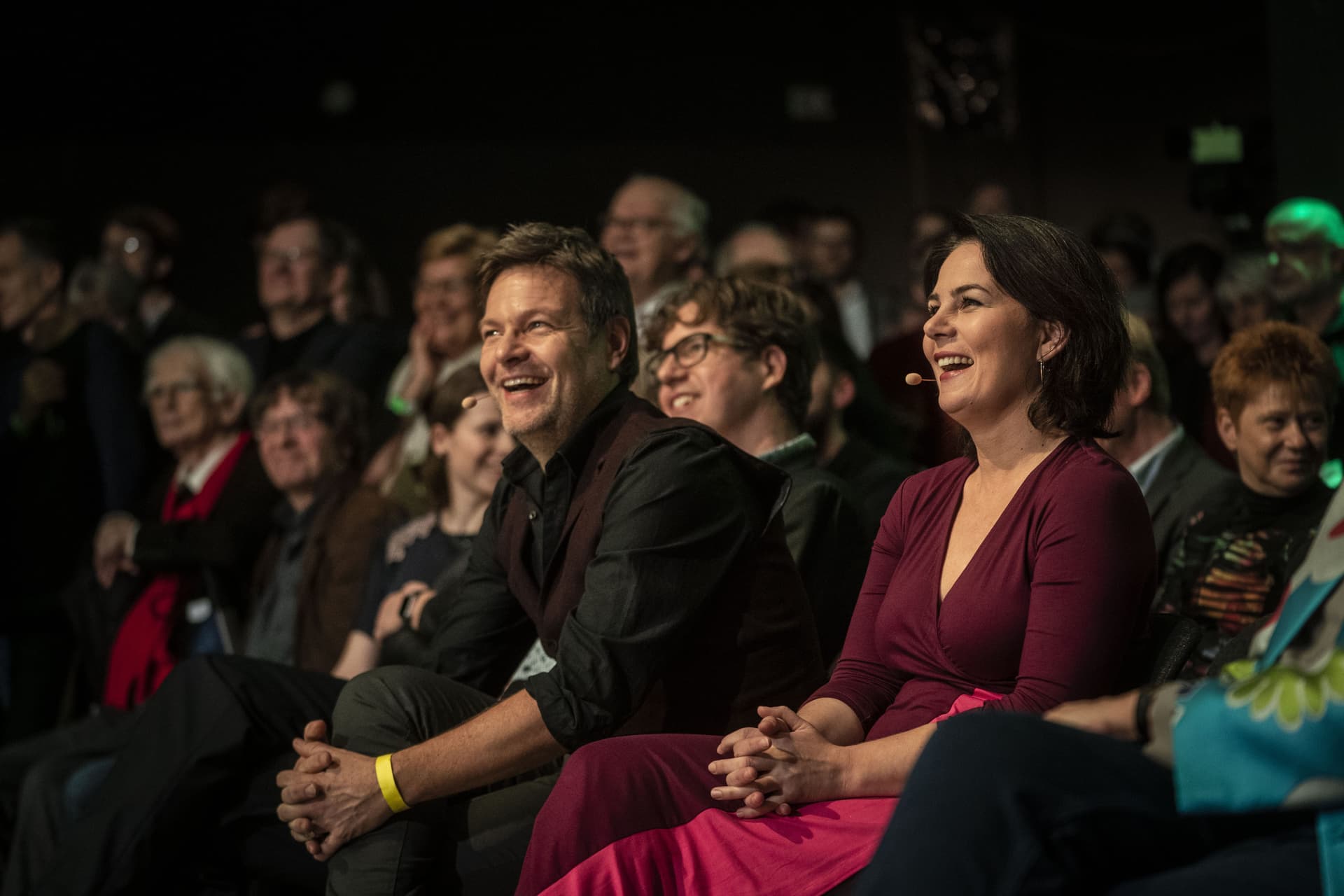 Annalena Baerbock und Robert Habeck sitzend im Publikum.