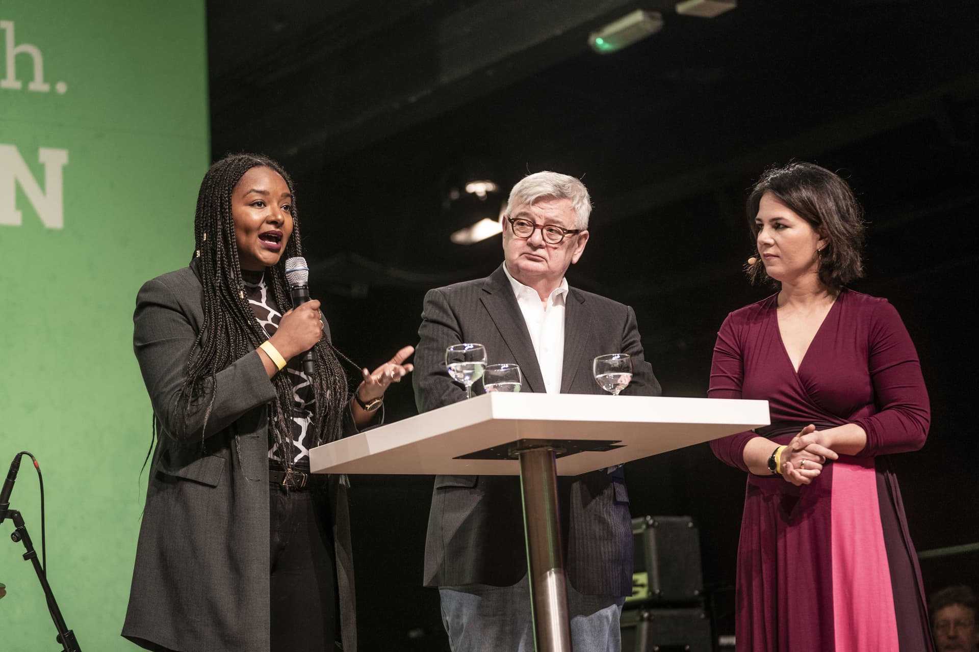 Aminata Touré, Joschka Fischer und Annalena Baerbock auf der Bühne im Gespräch.