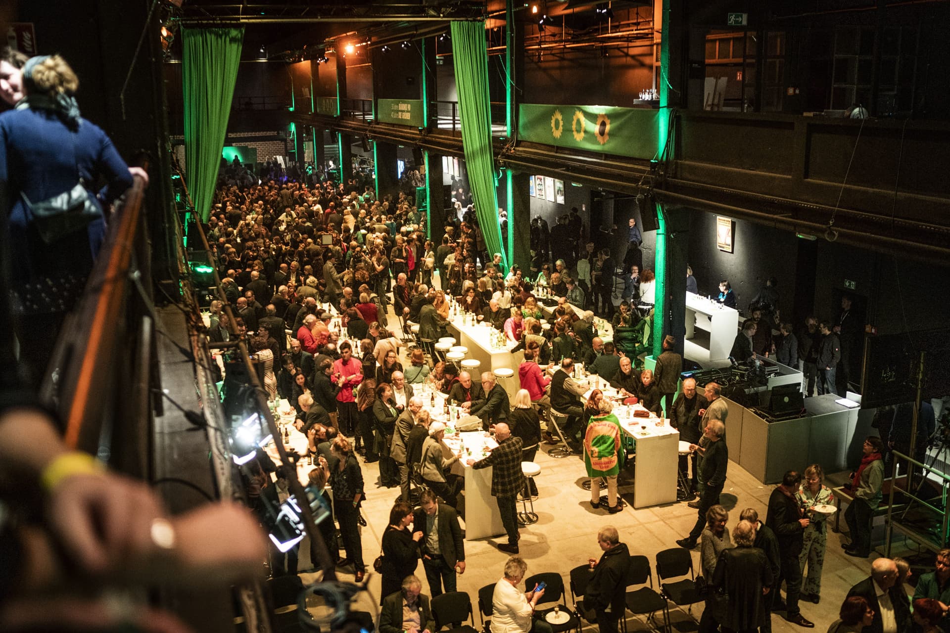 Foto von oben auf die Veranstaltungslocation mit hunderten Gästen.