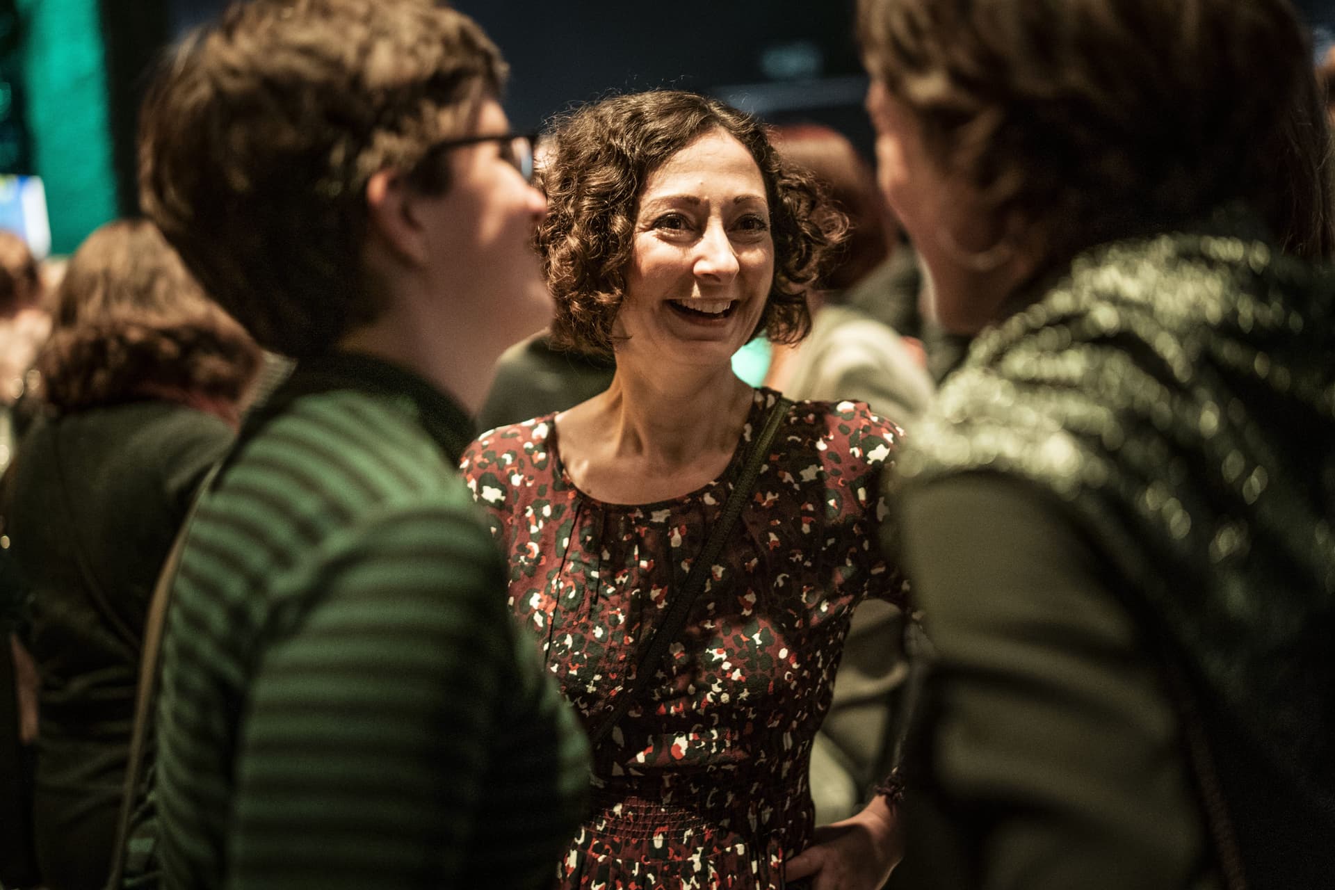 Die Berliner Bürgermeisterin Ramona Pop im Gespräch mit anderen Gästen der Feier.