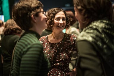 Die Berliner Bürgermeisterin Ramona Pop im Gespräch mit anderen Gästen der Feier.