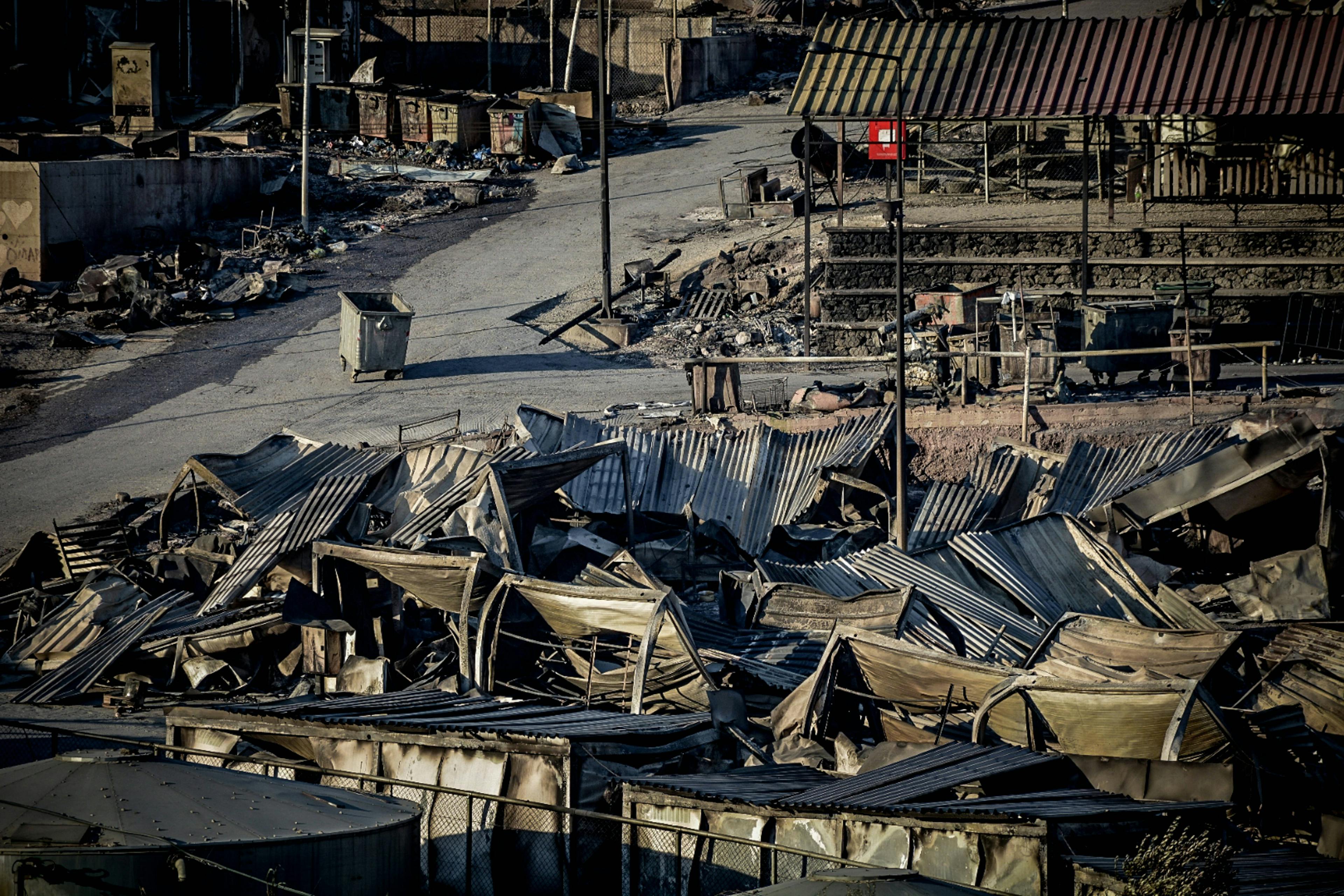 Luftaufnahme vom zerstörten Camp Moria: eingestürzte Wellblechhütten und andere verbrannte Dinge