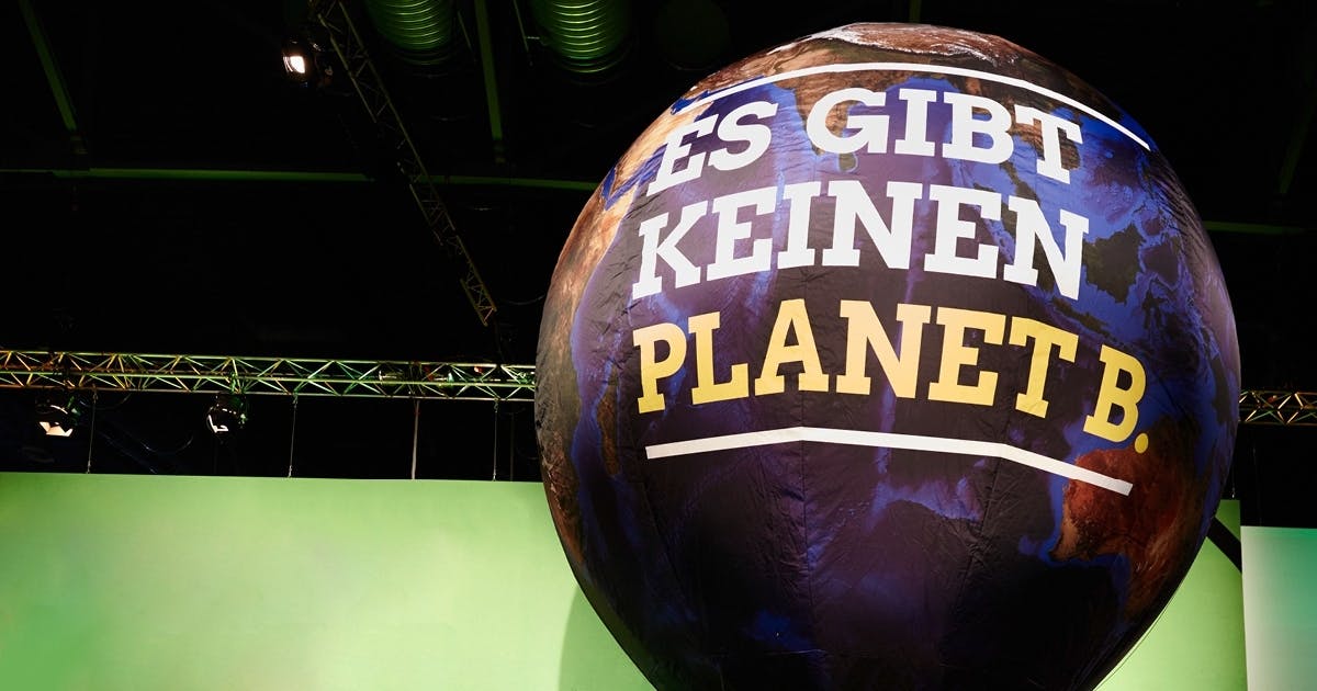 Ein Luftballon mit den Farben der Weltkugel trägt die Aufschrift: "Es gibt keinen Plamet B"