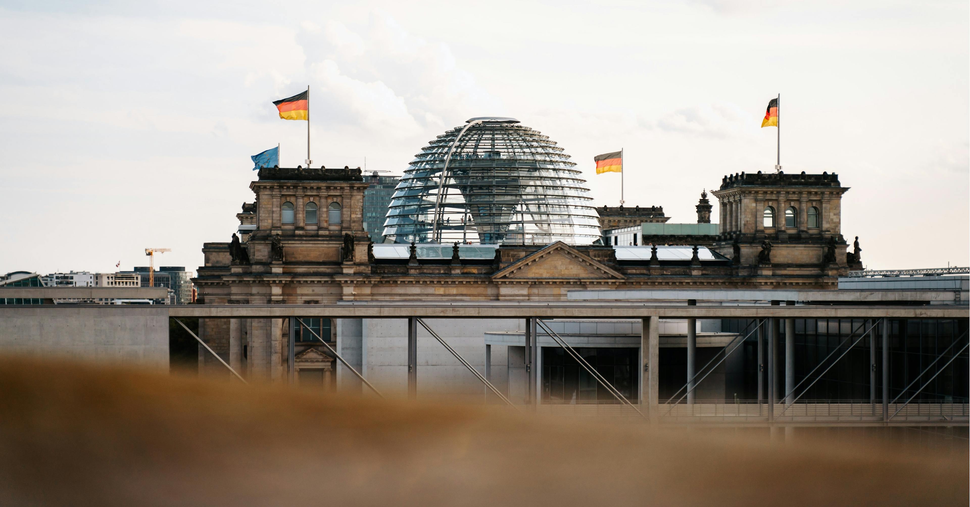 Reichstagsgebäude mit Glaskuppel von Weitem.