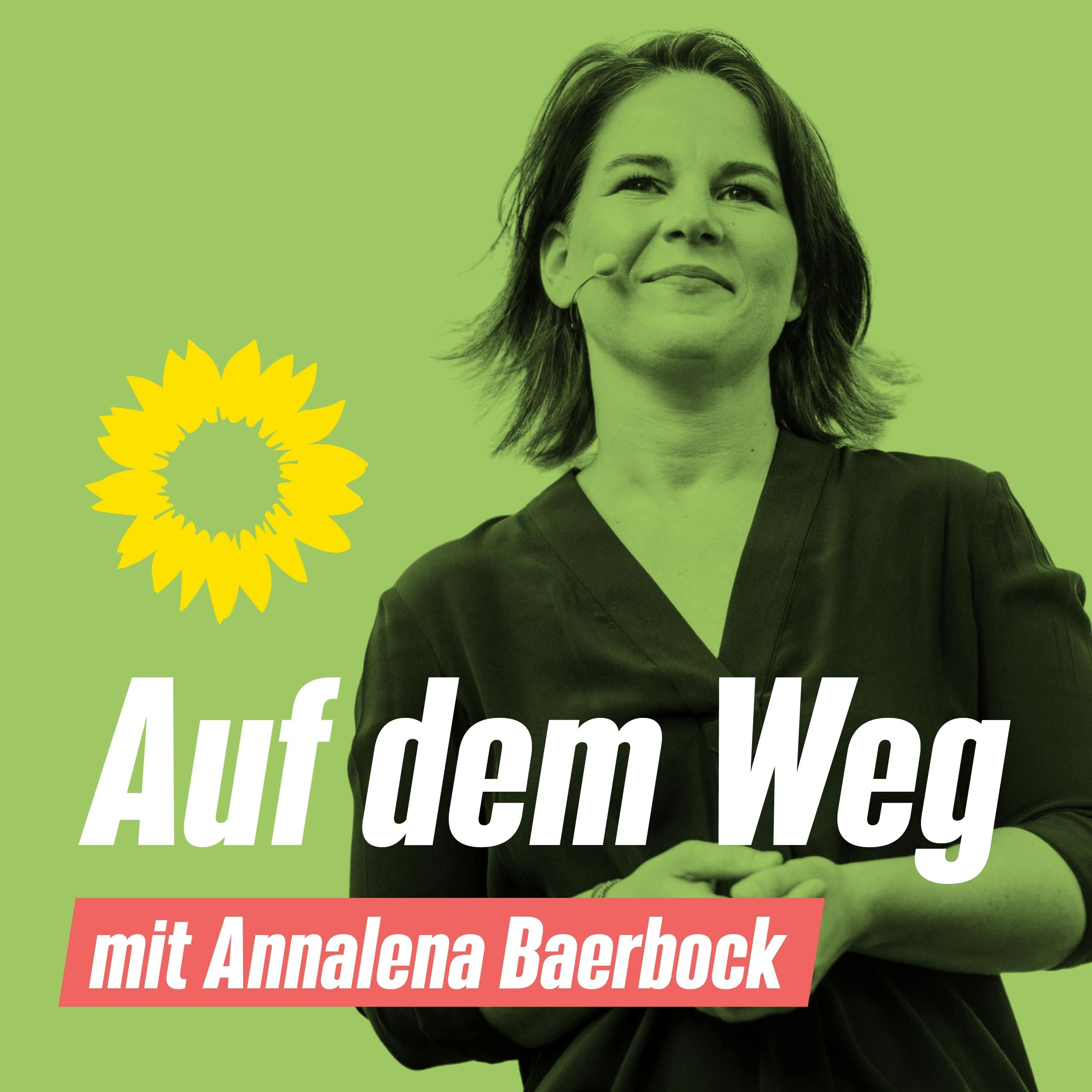 Portrait von Annalena Baerbock mit Headset. Aufschrift: "Auf dem Weg - mit Annalena Baerbock"