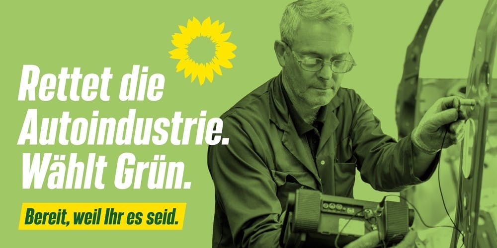 Ein Mann arbeitet mit einem Werkzeug an einem Metallteil eines Autos. Aufschrift: "Rettet die Autoindustrie. Wählt Grün. Bereit, weil Ihr es seid."