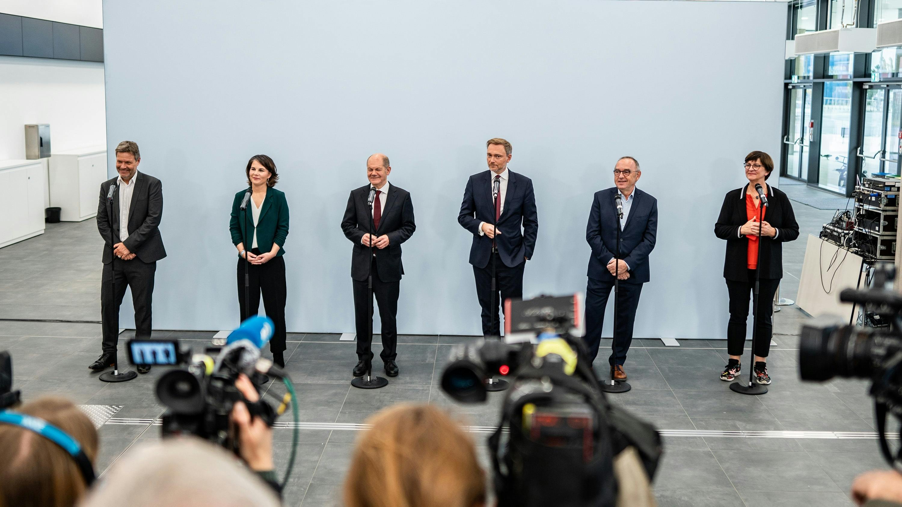 Robert Habeck (GRÜNE), AnnalenaBaerbock (GRÜNE), Olaf Scholz (SPD), Christian Lindner (FDP), Norbert Walter-Borjans (SPD) und Saskia Esken (SPD) stehen nebeneinander und geben ein Pressestatement.