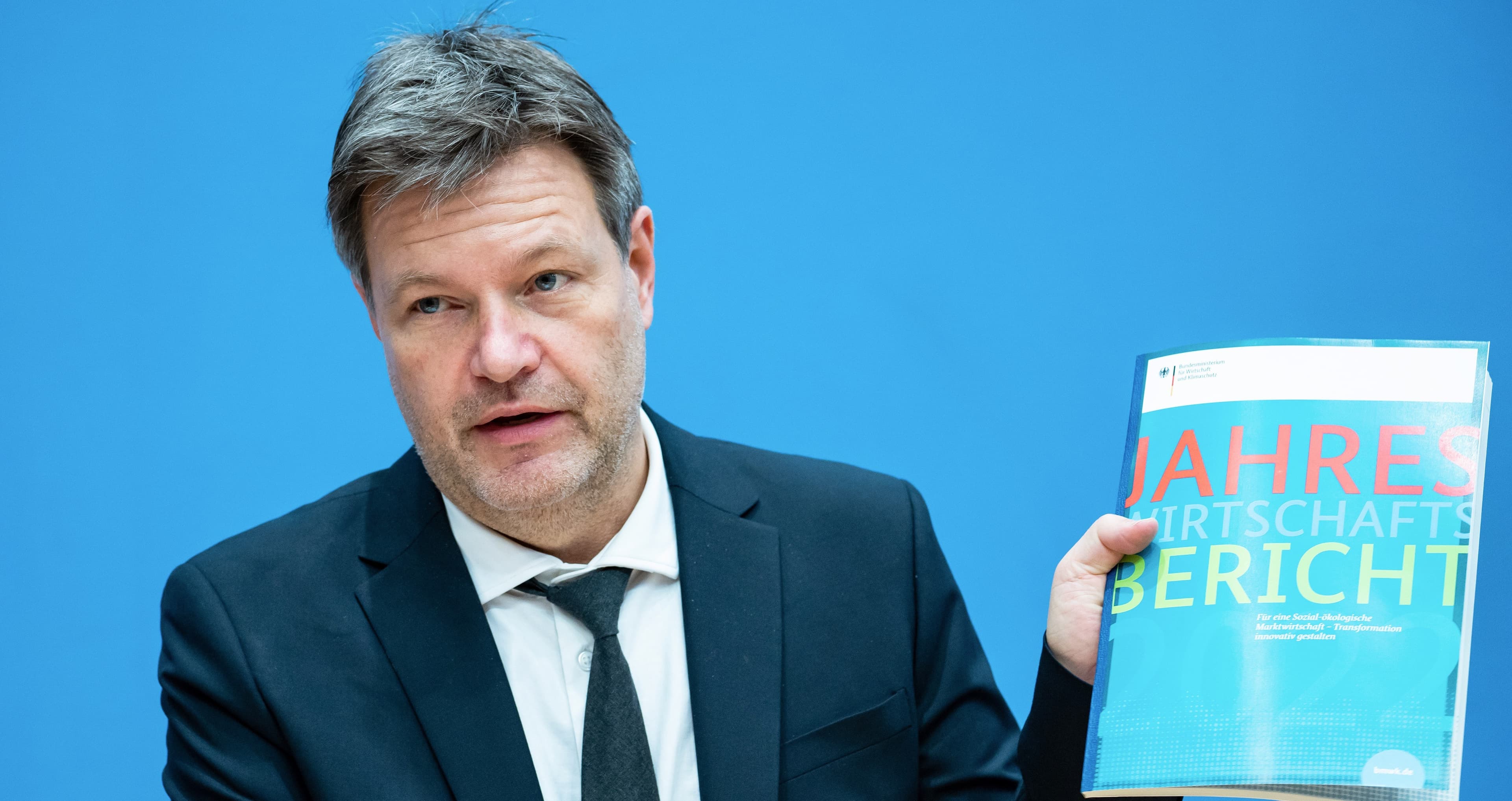 Robert Habeck hält den Jahreswirtschaftsbericht hoch