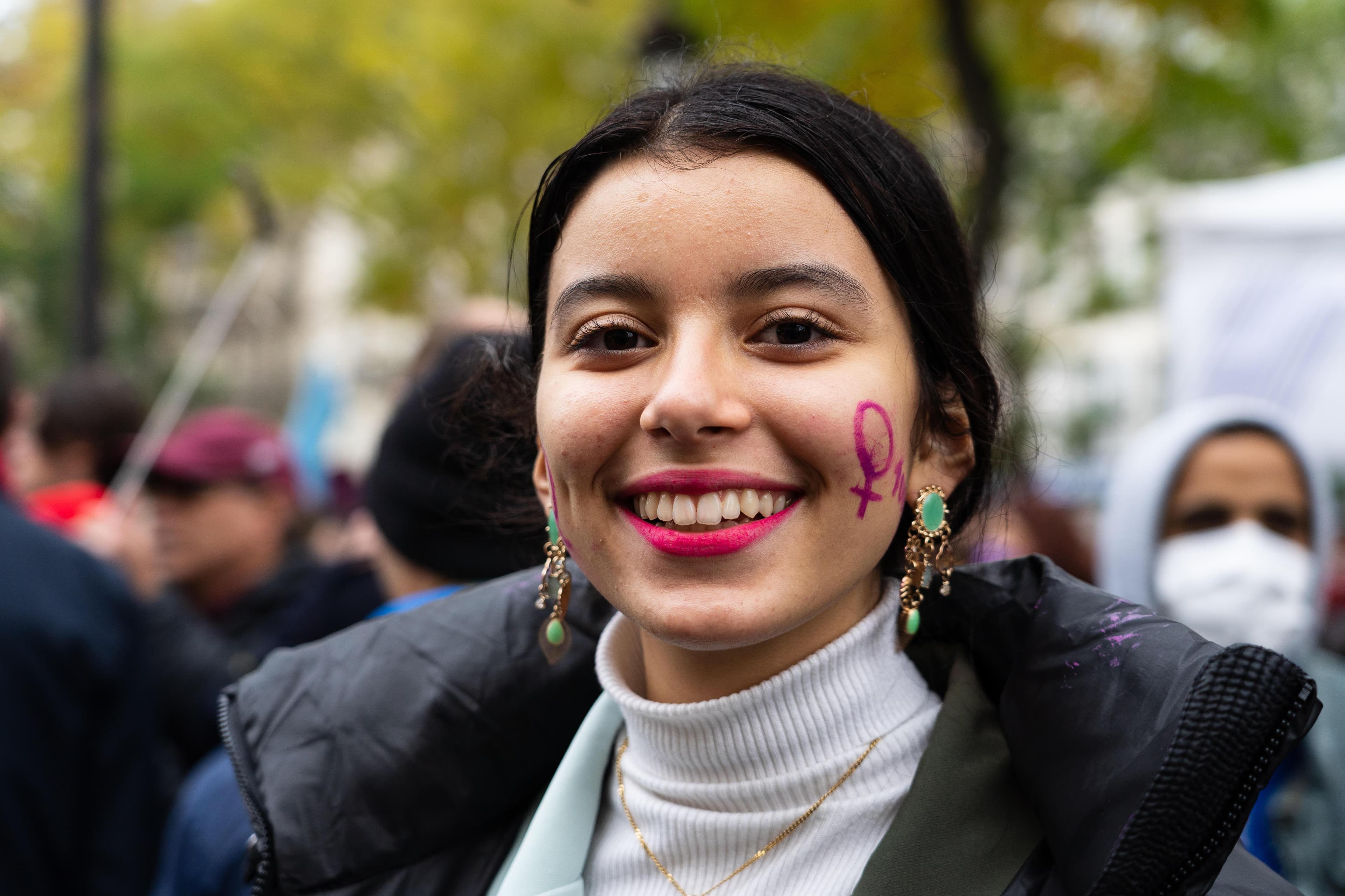 Portrait: Frau mit Weiblichkeitssymbol auf der Wange