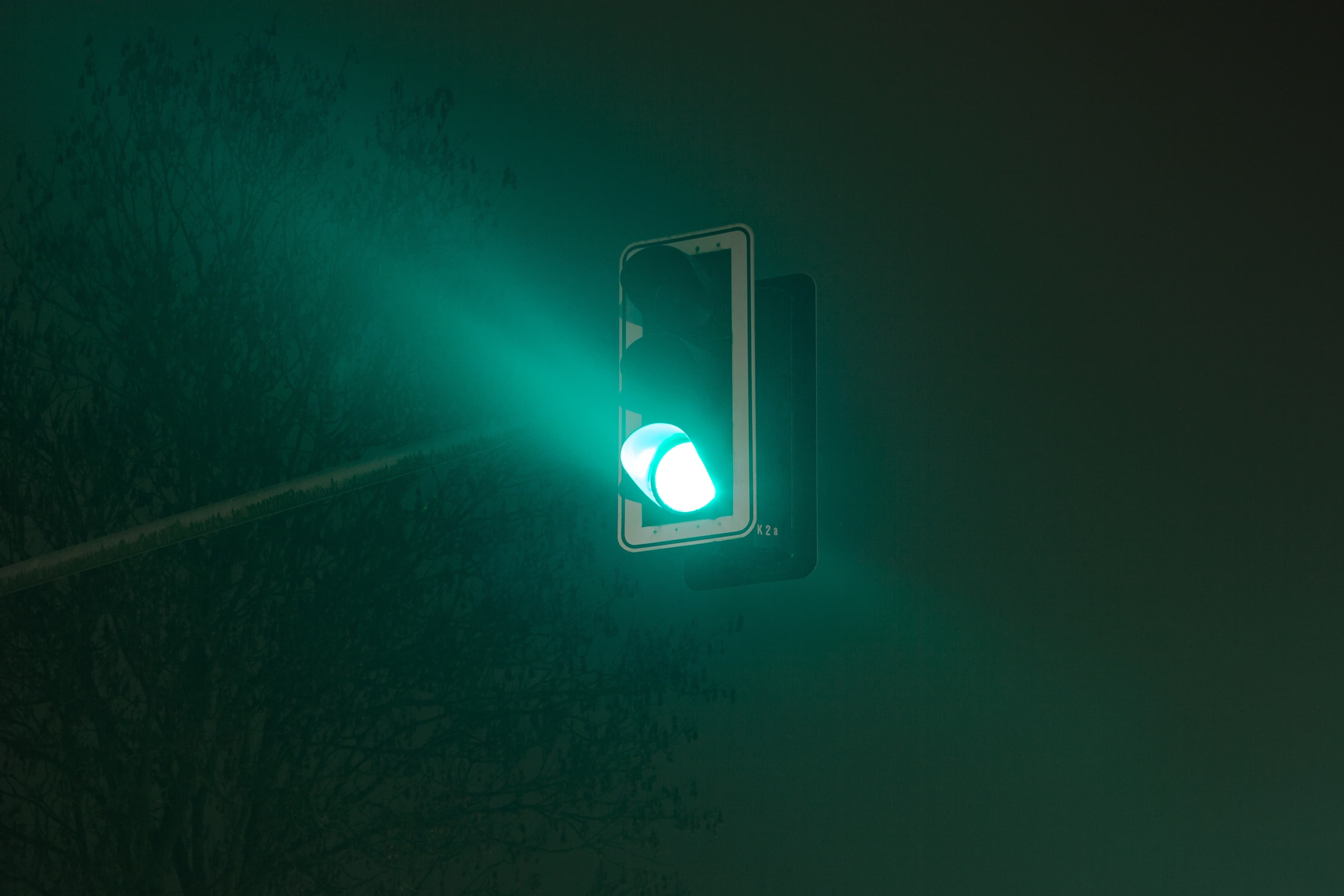 Grüne Ampel in der Dunkelheit