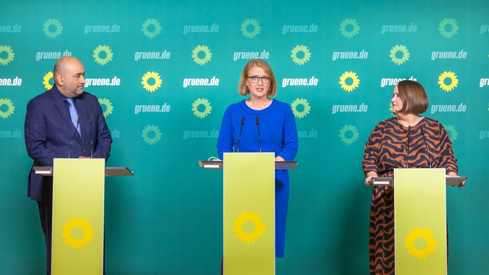 Omid Nouripur, Lisa Paus und Ricarda Lang bei einer Pressekonferenz