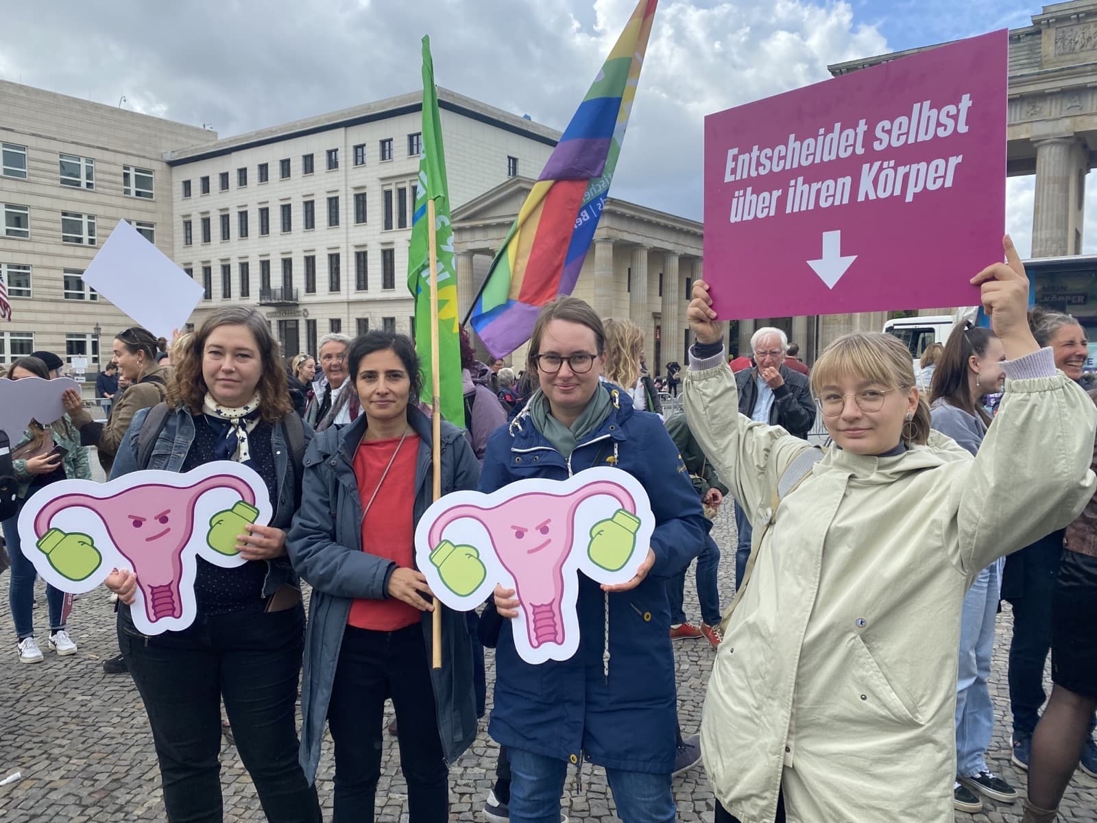 Delegierte des Bundesfrauenrats auf der Kundgebung „Ich entscheide selbst”