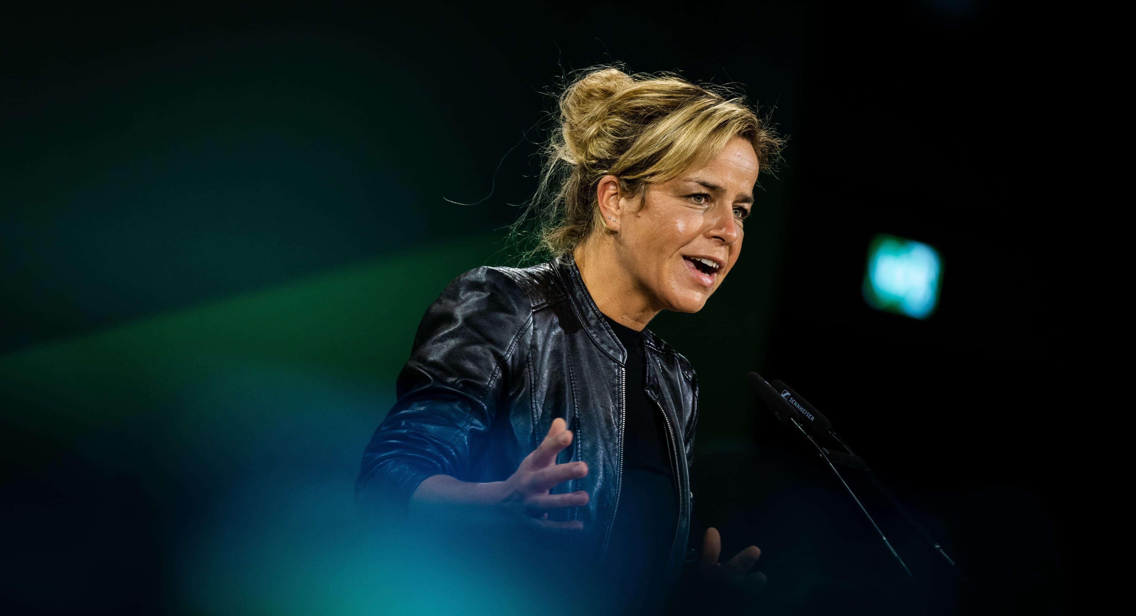 Mona Neubaur, grüne Landesministerin für Wirtschaft und Energie in Nordrhein-Westfalen, spricht auf dem Parteitag in Bonn