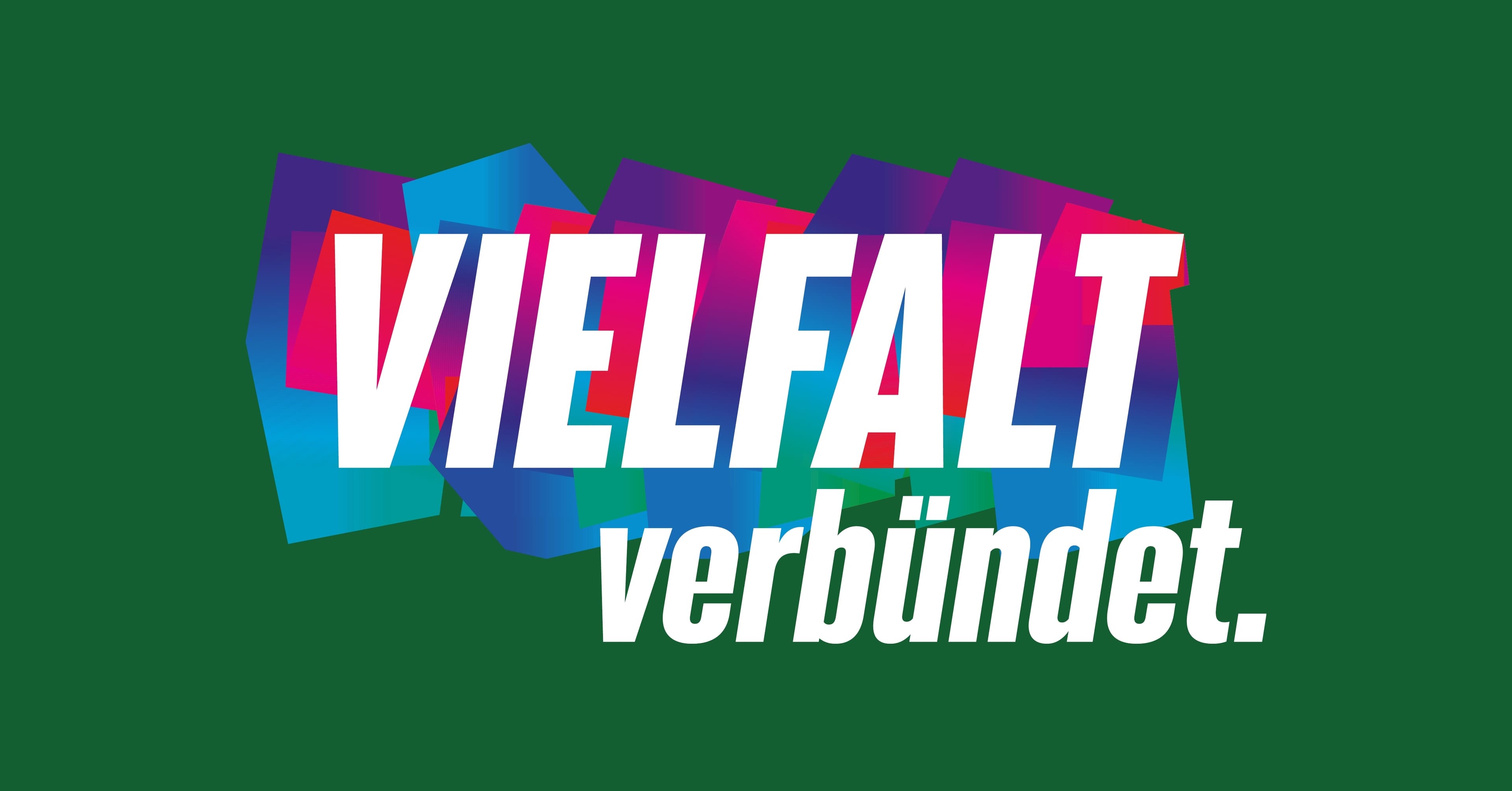 Weiße Schrift auf grünem Hintergrund mit lila/pink/blauem geometrischem Muster. Aufschrift: "Vielfalt verbündet."