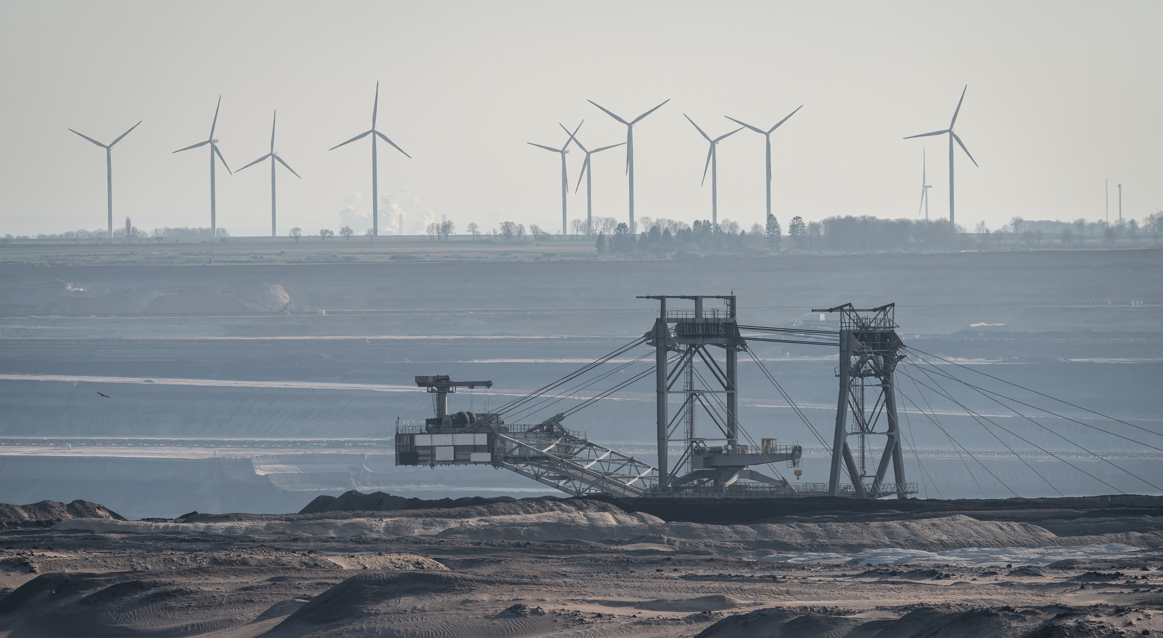 Kohlebagger im Kohletagebau Garzweiler I, im Hintergrund Windkraftanlagen