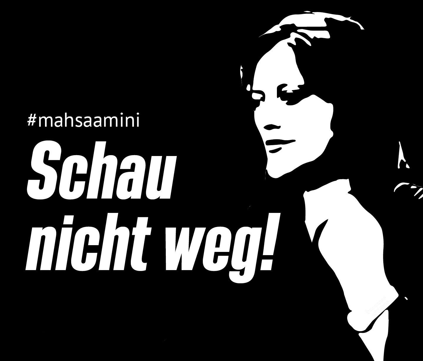 Schwarzer HIntergrund mit weißer Schrift. Portrait von Mahsa Amini und Schrift: "#mahsaamini; Schau nicht weg!"