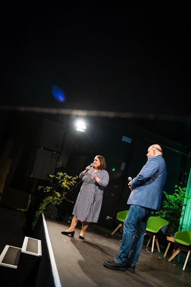 Omid Nouripour und Ricarda Lang auf der Bühne bei der 30 Jahrfeier