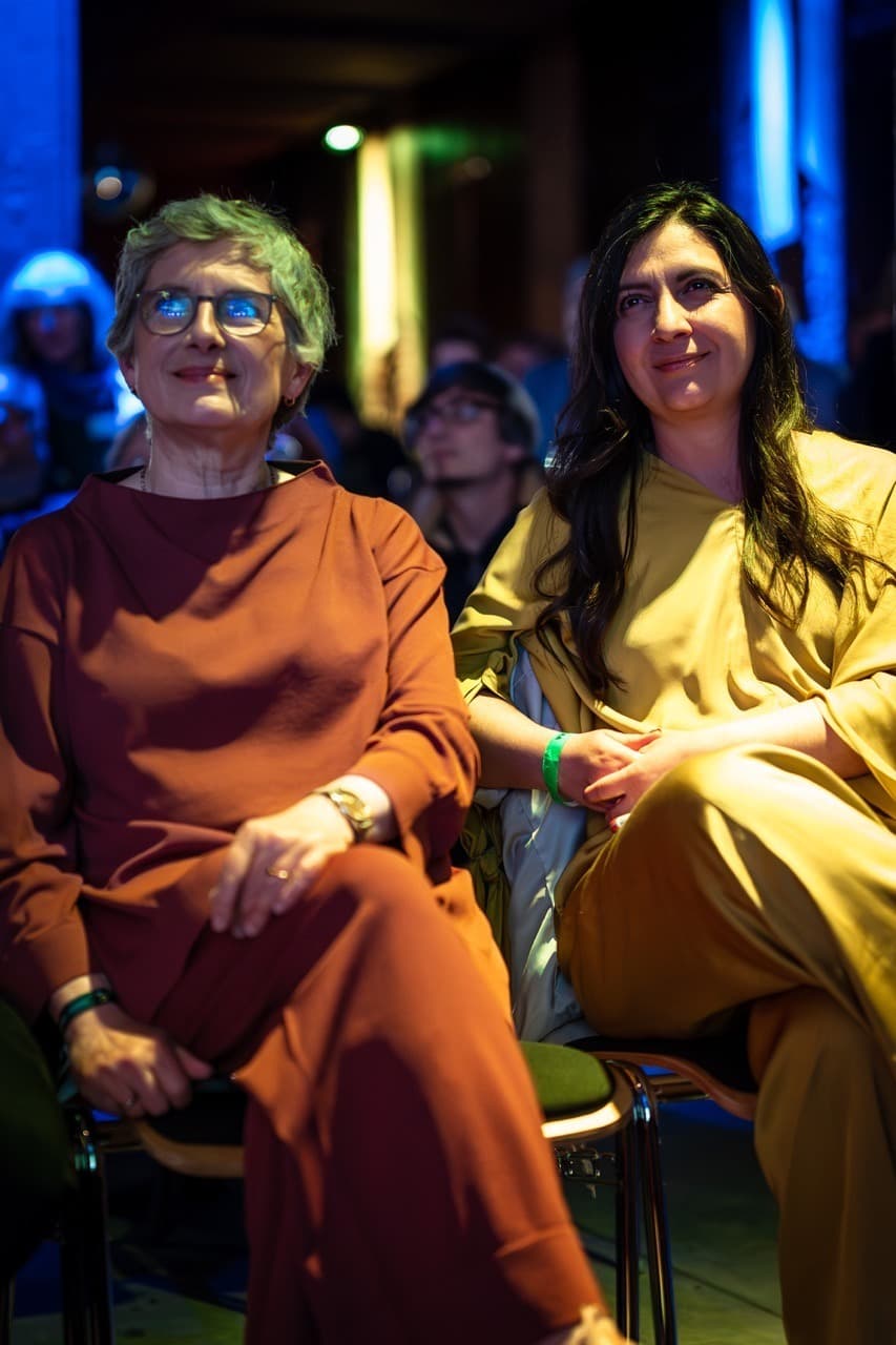 Britta Haßelmann und Pegah Edalitian bei der 30 Jahfeier
