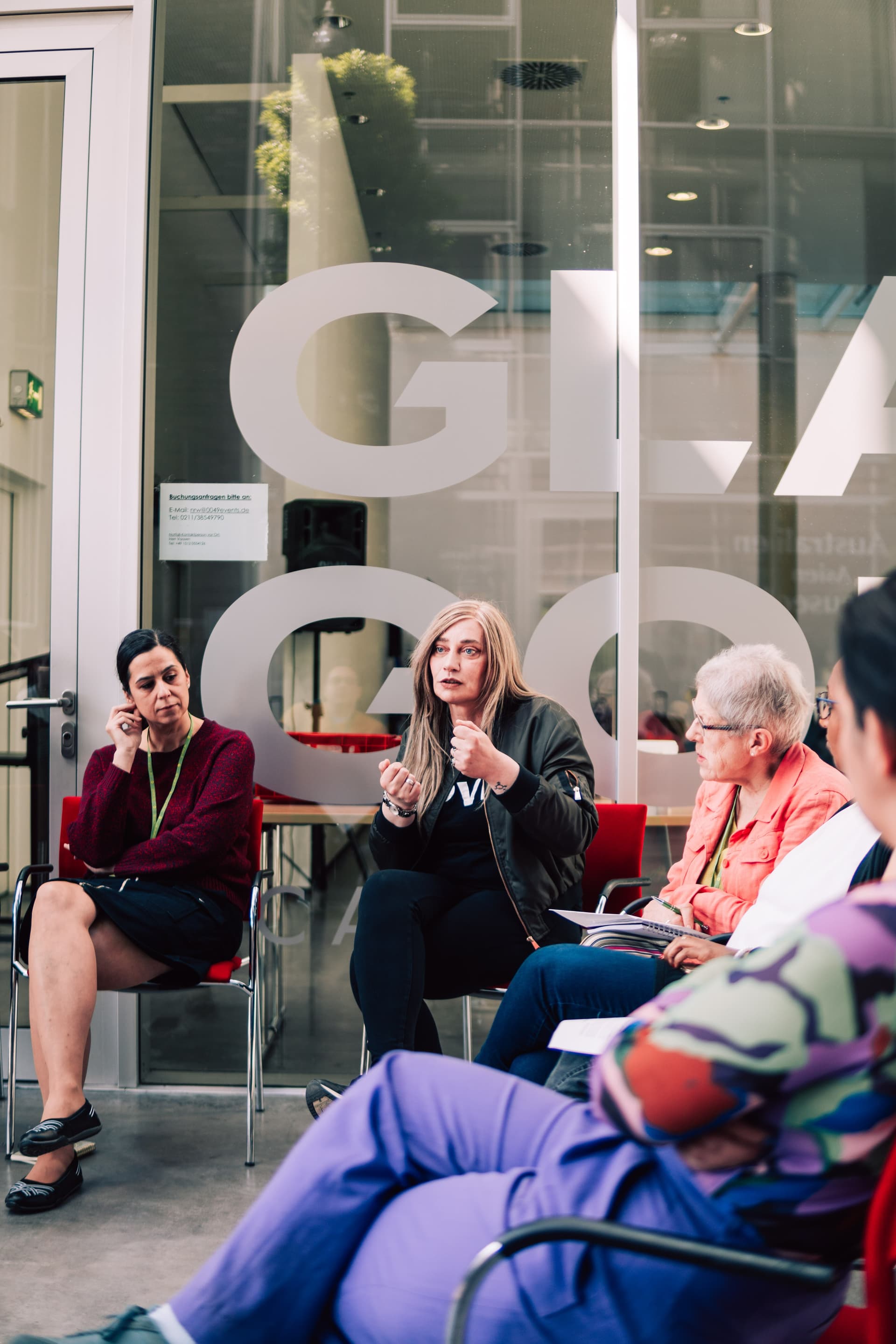 In Kleingruppen tauschen sich die Delegierten über mögliche Maßnahmen aus © Finn Kantus