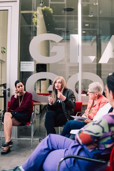 In Kleingruppen tauschen sich die Delegierten über mögliche Maßnahmen aus © Finn Kantus