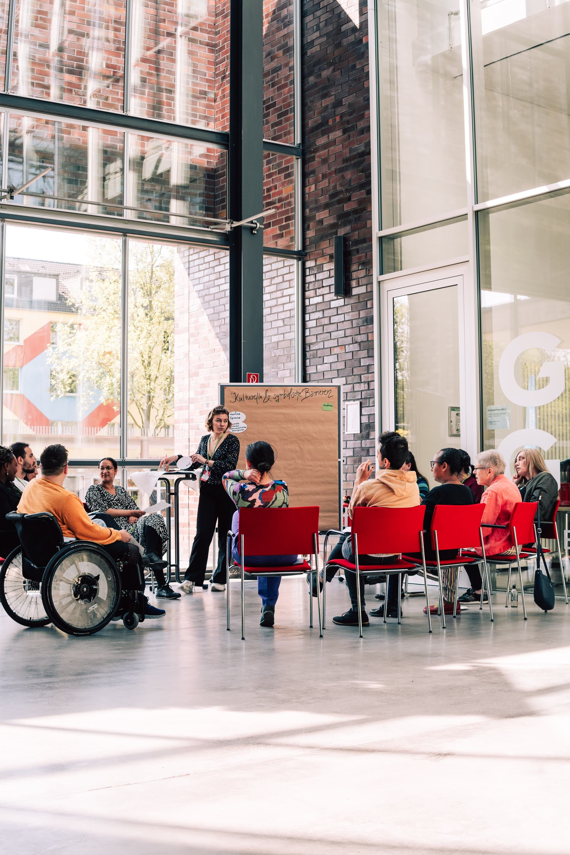 In Kleingruppen tauschen sich die Delegierten über mögliche Maßnahmen aus © Finn Kantus